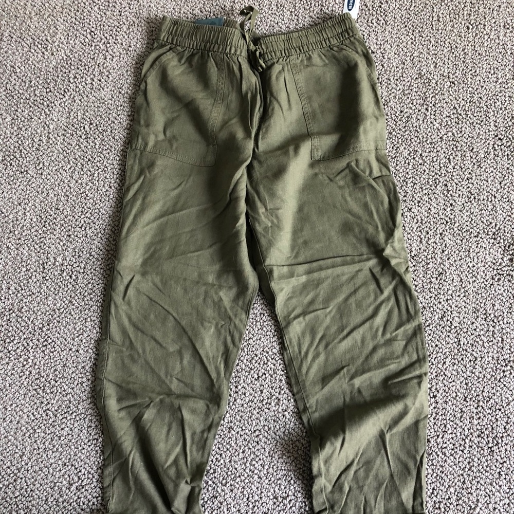 NWT Olive Flowy Pants with Ankle Crop